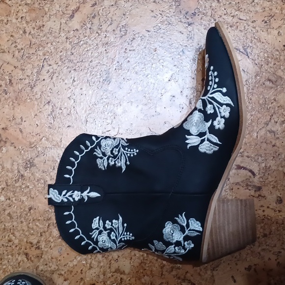 MIIM Black Vegan Leather Floral Embroidered Western Heeled Boots Size 8.5 - Picture 4 of 9